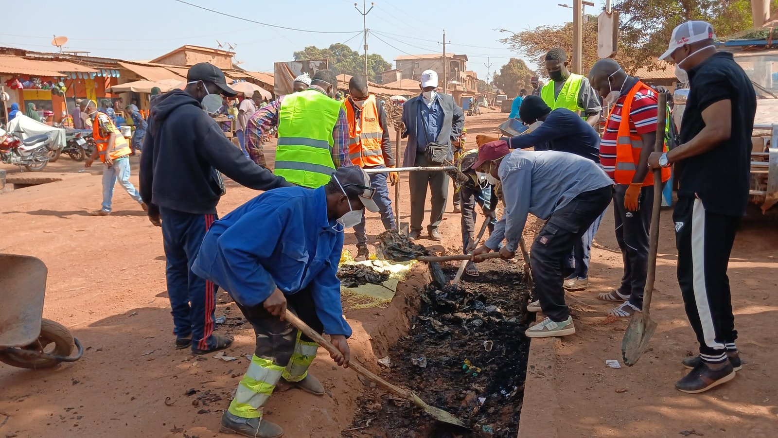 Toute personne qui sera prise entraîne de jeter les ordures sur l&rsquo;espace public où chez ses voisins sera soumis à une amende